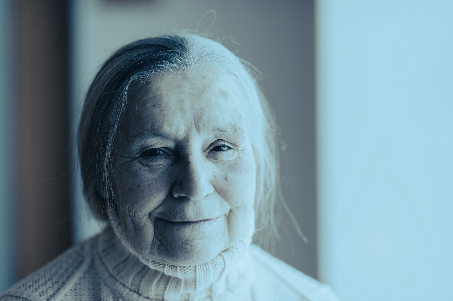 portrait-of-smiling-old-woman-looking-at-camera-2026-01-08-06-52-02-utc copia